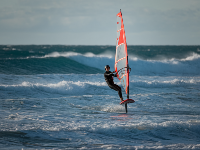 Step-by-step windsurf upwind transition technique for famara cross-shore runs that saves energy and board speed