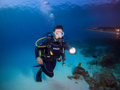 Step by step guide to your first guided night dive off Playa Chica with a PADI instructor